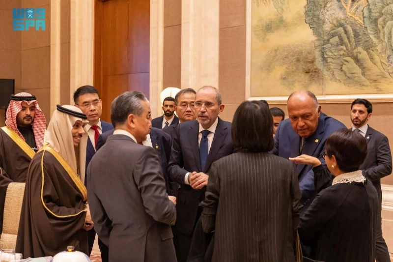 نقاش ساخن حول إحدى القضايا
