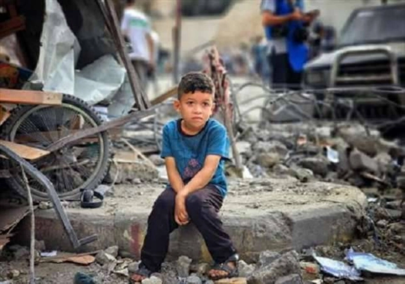 طفل فلسطيني يجلس على كومة من الدمار (مكة)