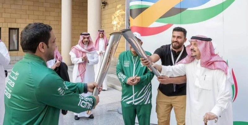 فيصل بن بندر يتسلم الشعلة