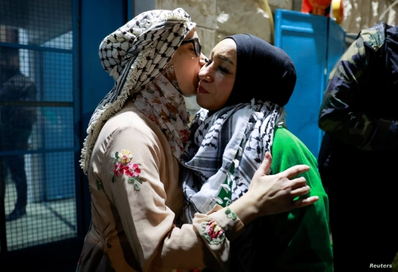 أسيرة فلسطينية محررة يكسو الحزن وجهها (مكة)