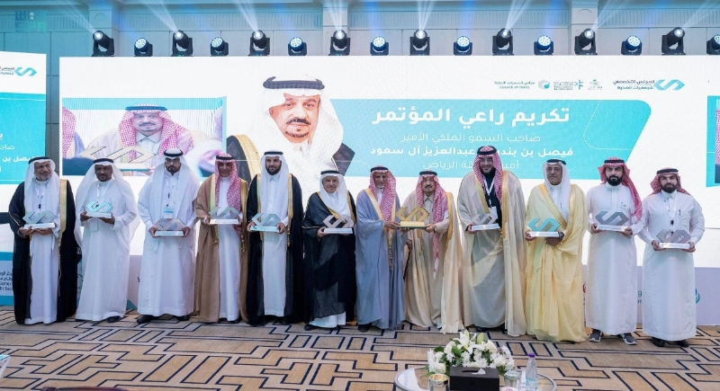 فيصل بن بندر خلال تكريم الجهات الداعمة (مكة)