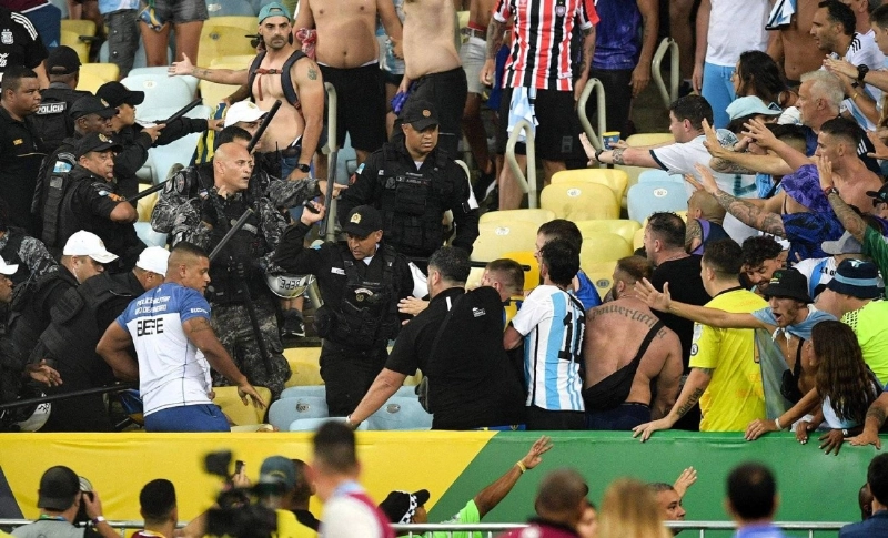 الشرطة تتدخل لفض الاشتباك بن جماهير البرازيل والأرجنتين