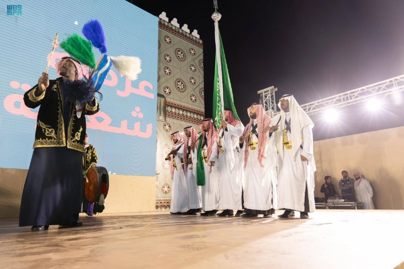 أداء العرضة السعودية على المسرح (مكة)