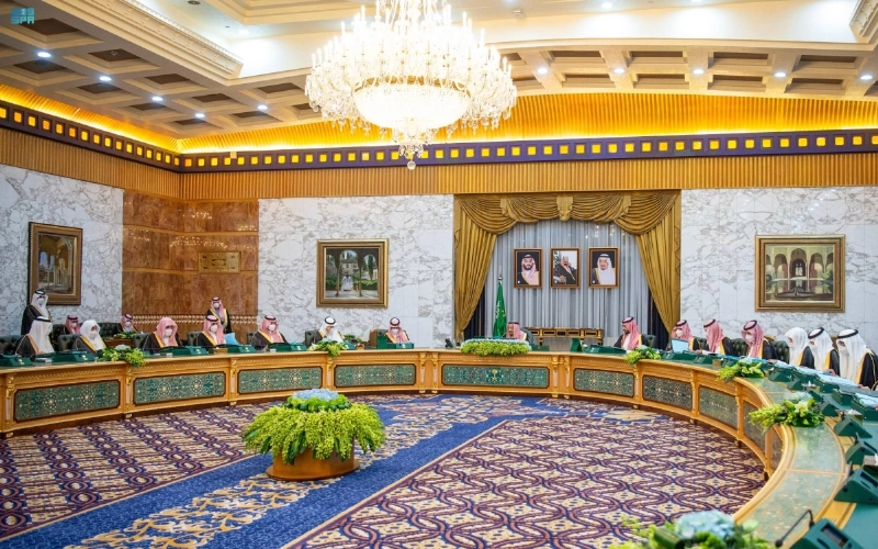 خادم الحرمين لدى ترؤسه جلسة مجلس الوزراء بالرياض أمس (واس)
