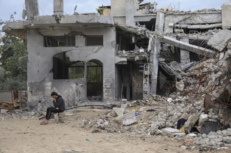 فلسطيني يجلس أمام بيته المدمر (مكة)