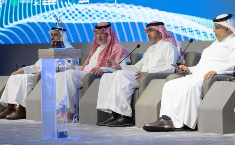 المانع متحدثا في الجلسة