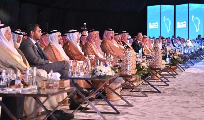 أمير جازان يتوسط حضور المنتدى