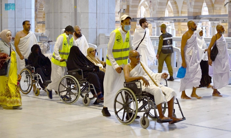 متطوعون يساعدون كبار السن (مكة)