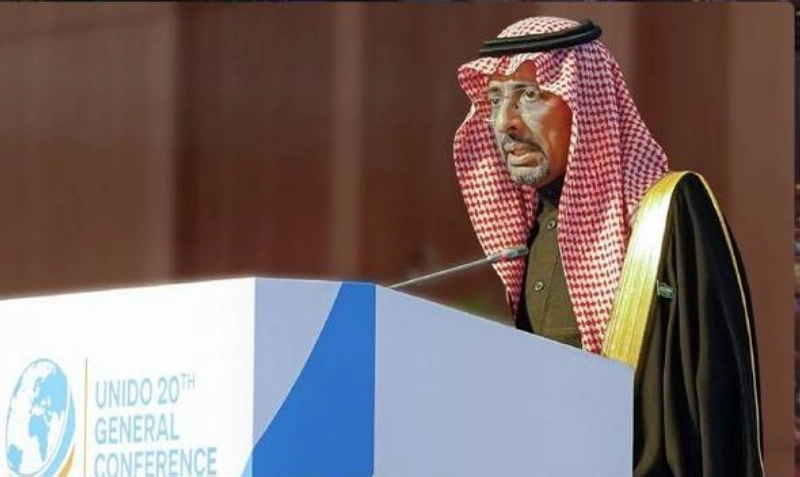 الخريف متحدثا في المؤتمر