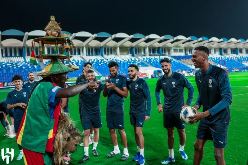 المشجع السنغالي أليو باكو خلال تدريبات الهلال