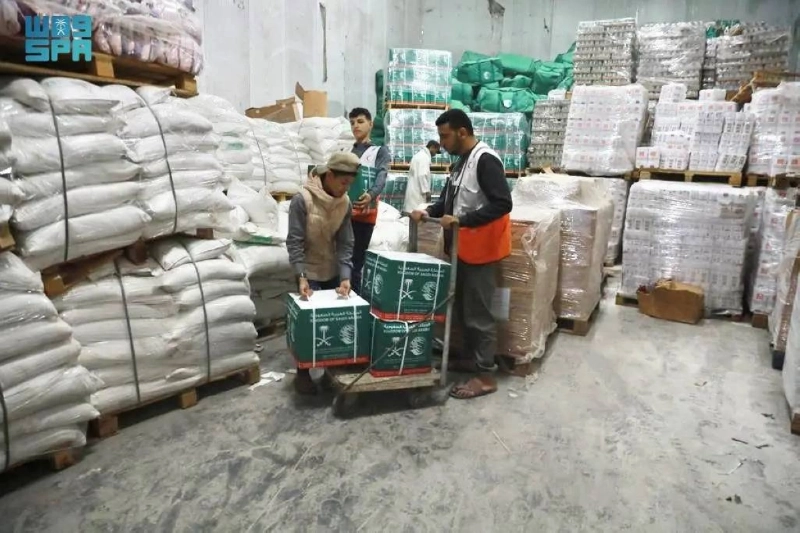 تنزيل الشاحنات السعودية داخل القطاع