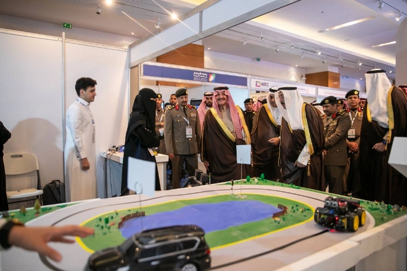 الامير سعود بن نايف في جولة على المعرض المصاحب