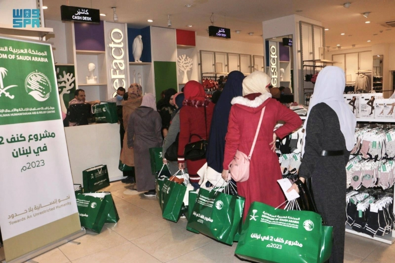 لاجئات حصلن على كسوتهن الشتوية (واس)