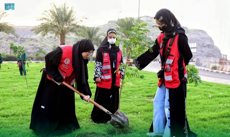 متطوعات يغرسن شتلات (مكة)