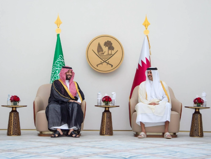 ولي العهد في حديث مع أمير قطر خلال الاستقبال (واس)