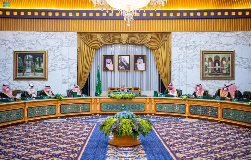 الملك سلمان لدى ترؤسه جلسة مجلس الوزراء في الرياض أمس (واس)