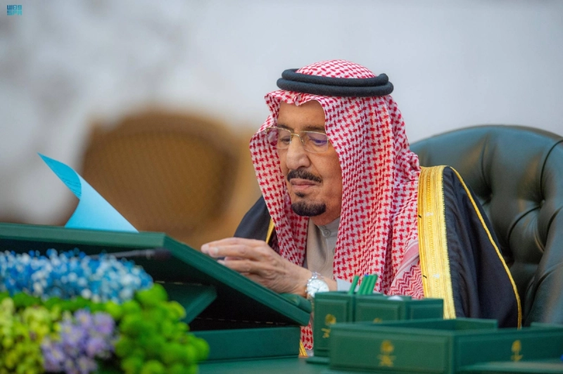 خادم الحرمين يطلع على ميزانية الدولة