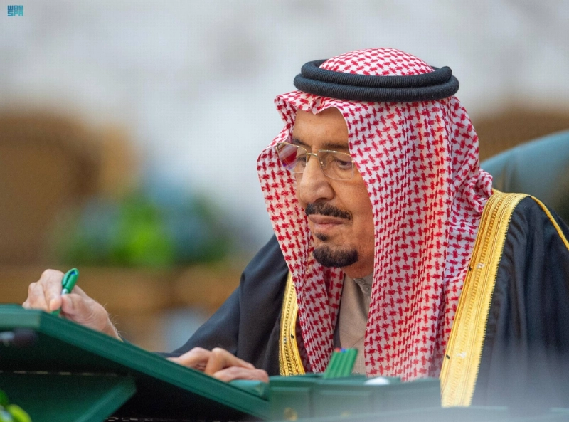 خادم الحرمين الشريفين خلال اعتماده الميزانية (واس)