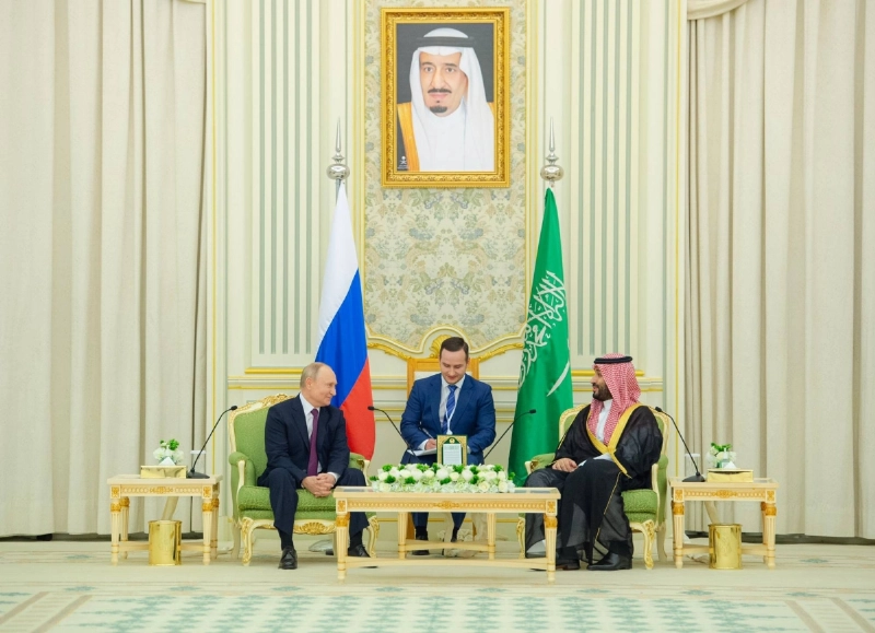 الأمير محمد بن سلمان خلال استقباله فلاديمير بوتين بقصر اليمامة أمس (واس)