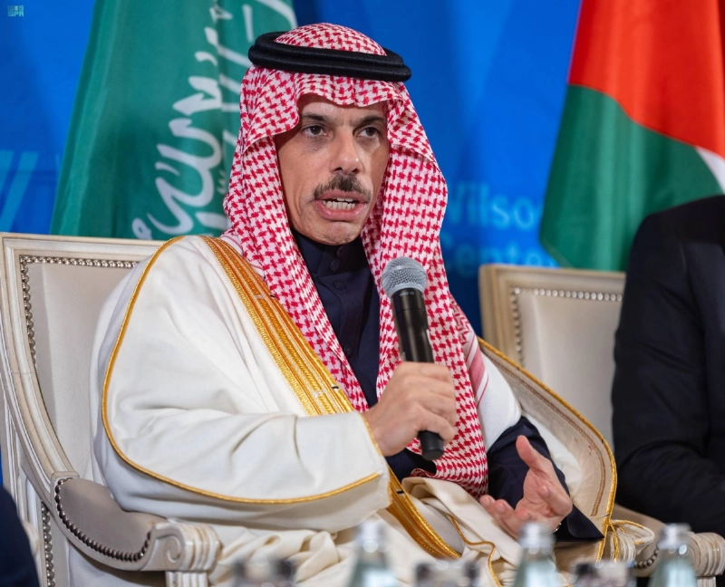 فيصل بن فرحان يتحدث خلال اللقاء (واس)