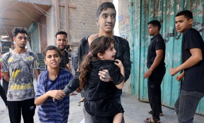 فزع وخوف على وجوه أطفال غزة (مكة)