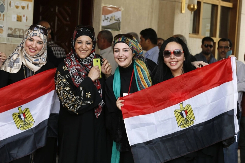 مصريات يحتفلن أمام إحدى اللجان