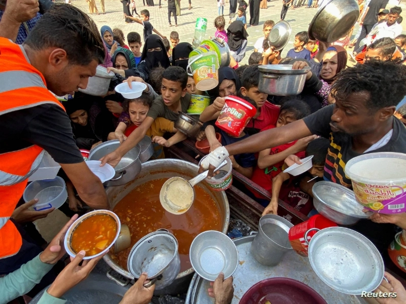الباحثون عن الطعام في غزة (مكة)