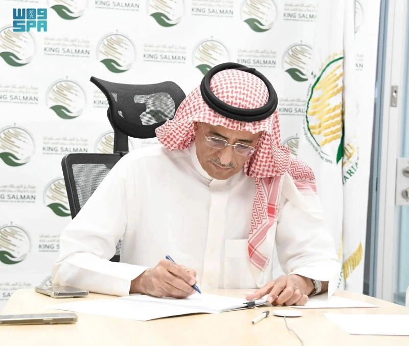 أحمد البيز يوقع الاتفاقية عن بعد (واس)
