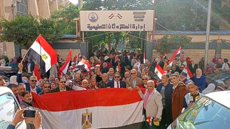 حشود كبيرة أمام لجنة بالإسكندرية (مكة)