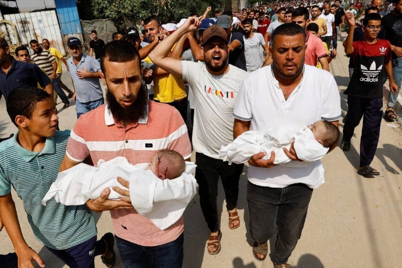غزاويون يودعون فلذات أكبادهم