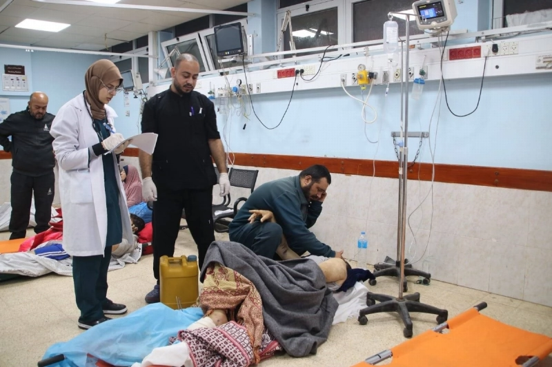 مريض فلسطيني يعالج على الأرض (مكة)
