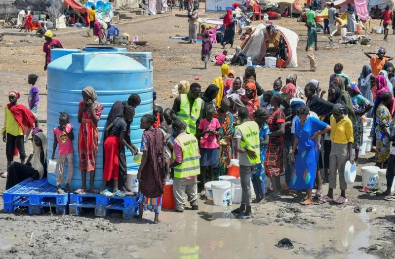 سودانيون يتجمعون للحصول على المياه (مكة)