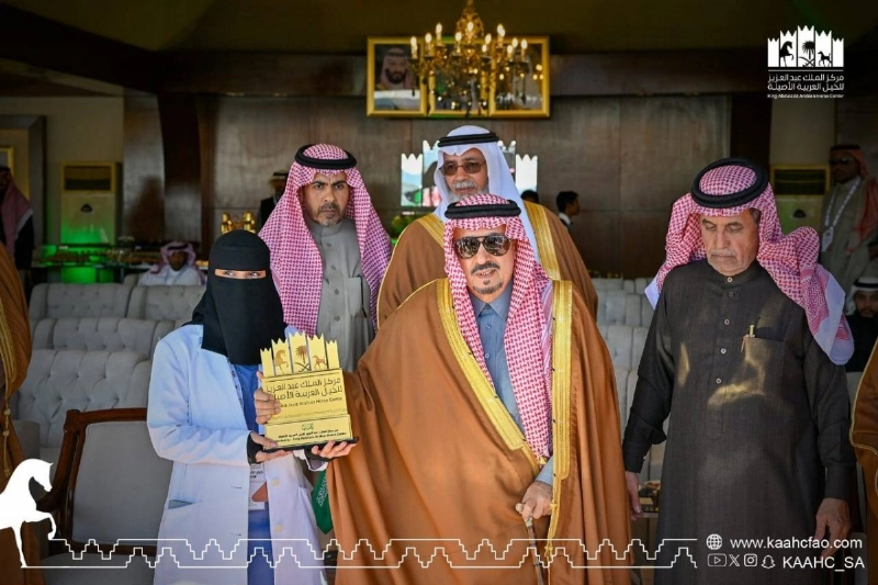 فيصل بن بندر يكرم الفائزين