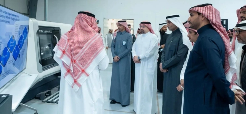 الدسوقي مستمعا للشرح