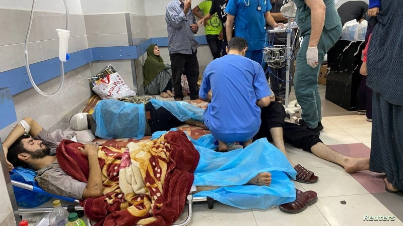 مرضى على الأرض في مستشفى الشفاء