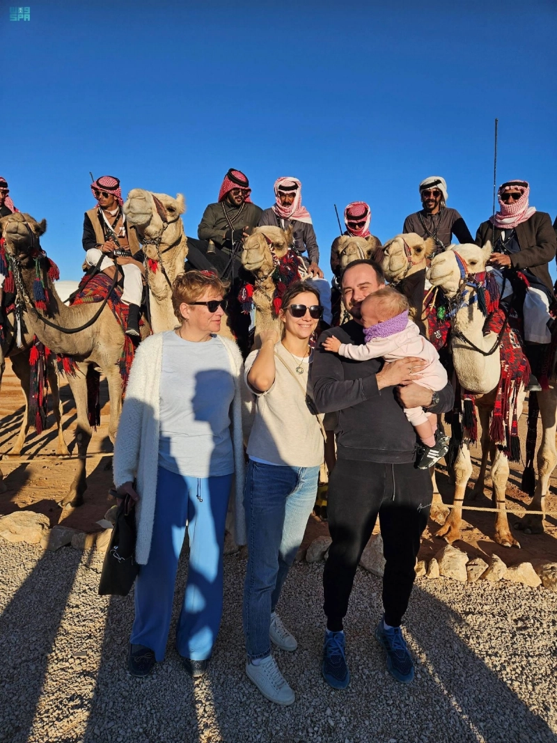 السياح خلال زيارة مهرجان الإبل (مكة)