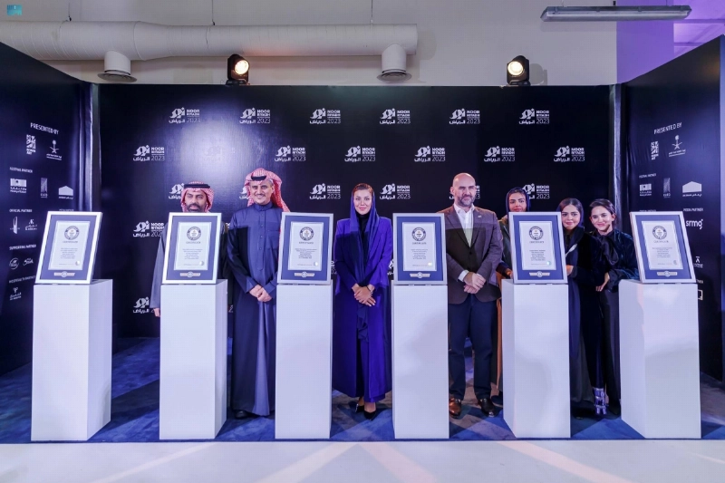من الاحتفال خلال عروض التركيبات الفنية (مكة)
