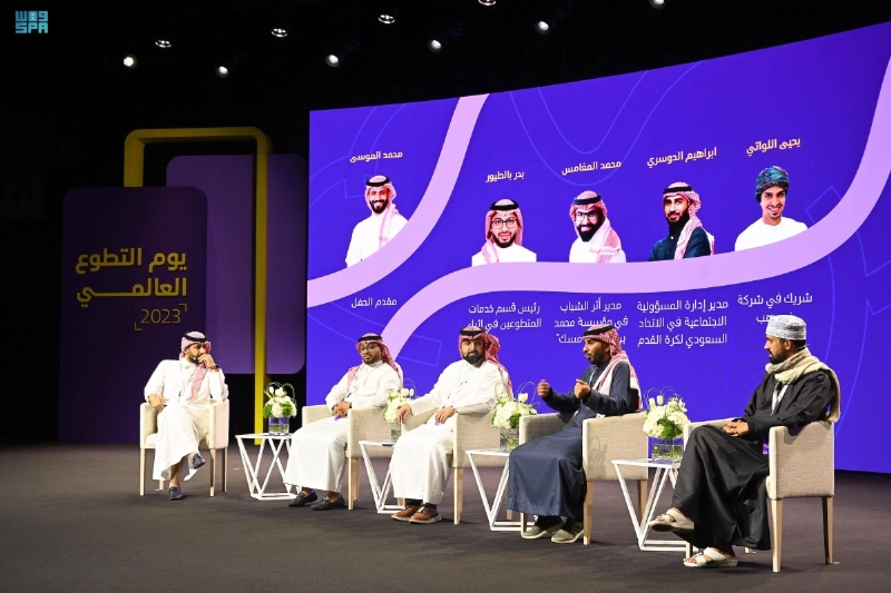 مشاركون في الجلسة الحوارية (مكة)