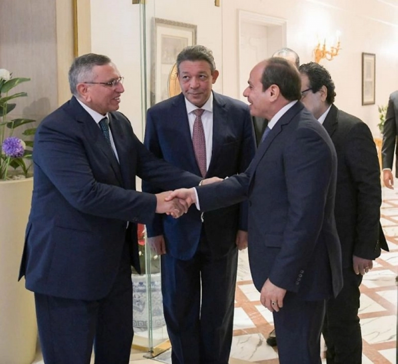 السيسي لدى استقبال منافسيه (مكة)