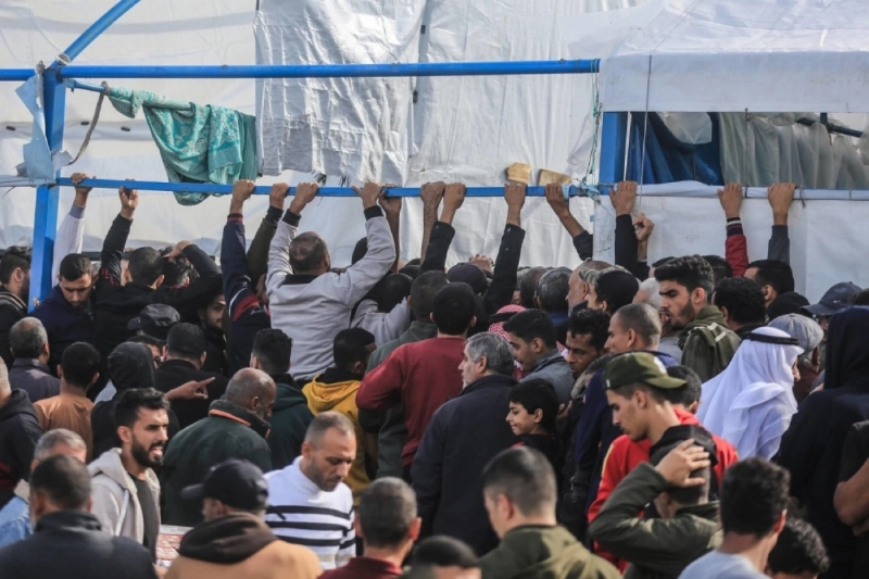 فلسطييون يصطفون للحصول على حصتهم الغذائية (مكو)