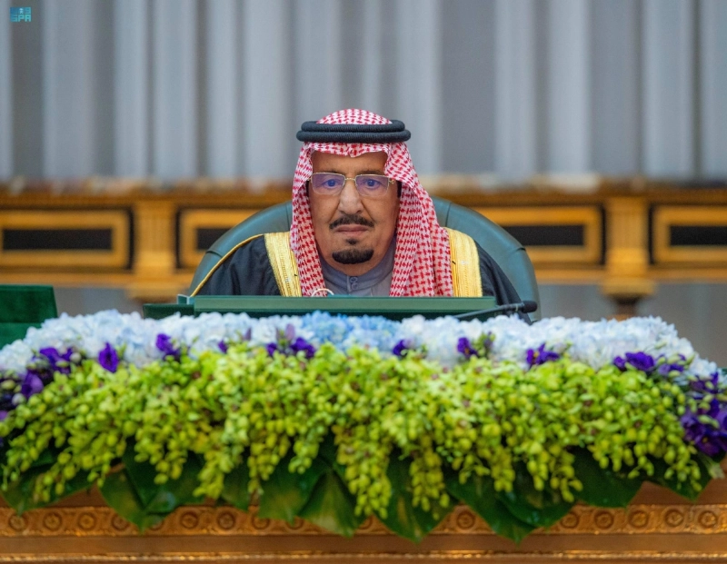 خادم الحرمين لدى ترؤسه جلسة مجلس الوزراء بالرياض أمس (واس)