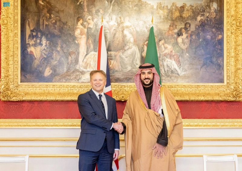 خالد بن سلمان مصافحا غرانت شابس (واس)