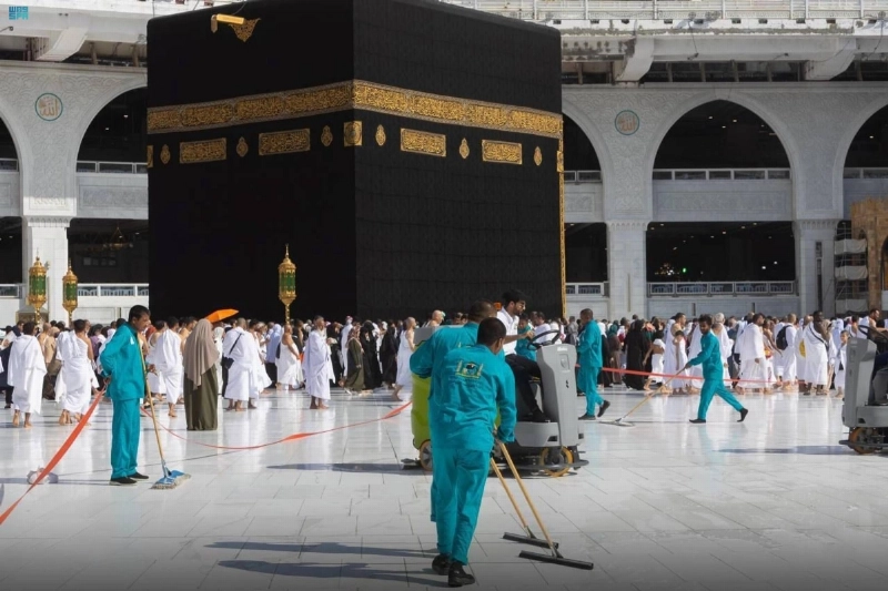 عمال خلال تنظيف أرضيات المسجد الحرام (مكة)