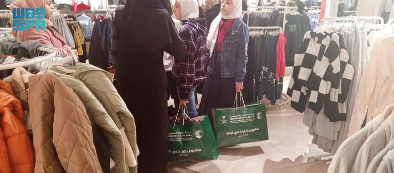 هدايا سعودية في أيدى أطفال فلسطين (واس)