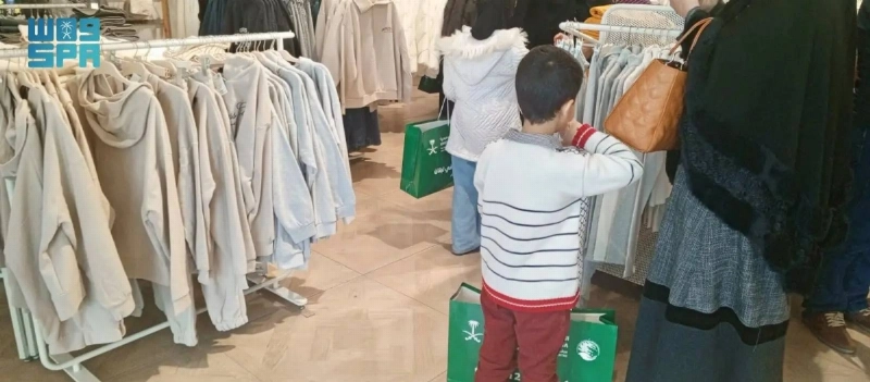 هدايا سعودية في أيدى أطفال فلسطين (واس)