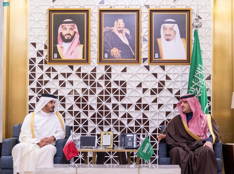 عبدالعزيز بن سعود خلال لقائه خليفة بن حمد (واس)