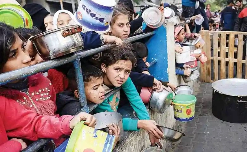 أطفال غزة ينتظرون الطعام (مكة)