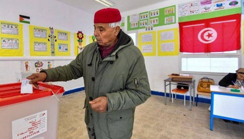 أحد التونسيين يدلي بصوته (مكة)