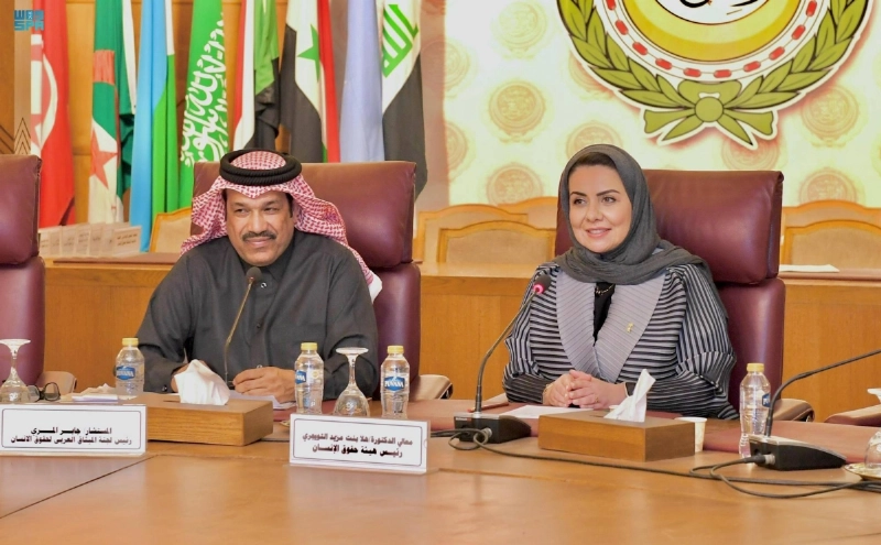 هلا التويجري متحدثة خلال المؤتمر (مكة)