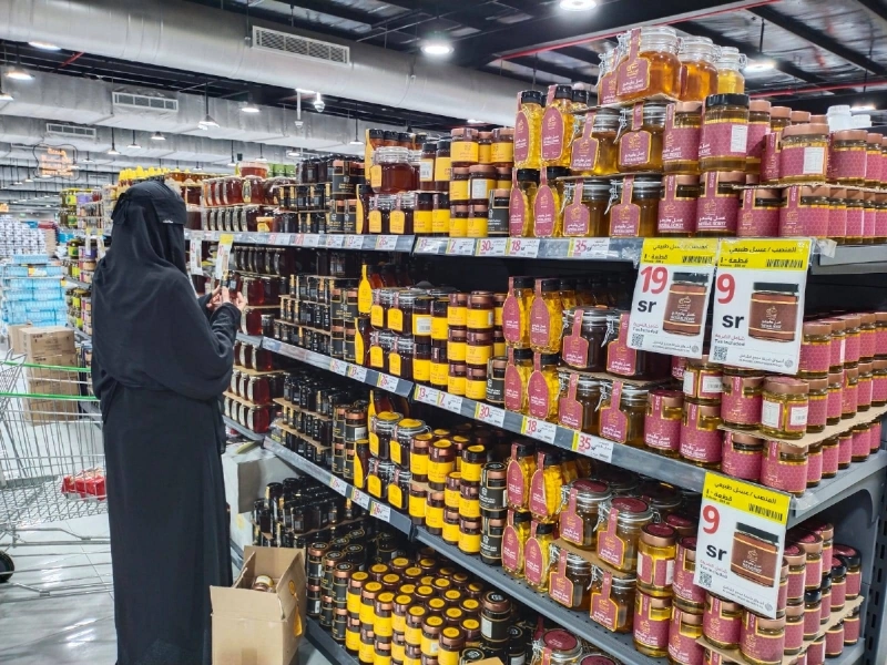 مجموعة من أنواع العسل معروضة في سوق تجاري بجدة (مكة)